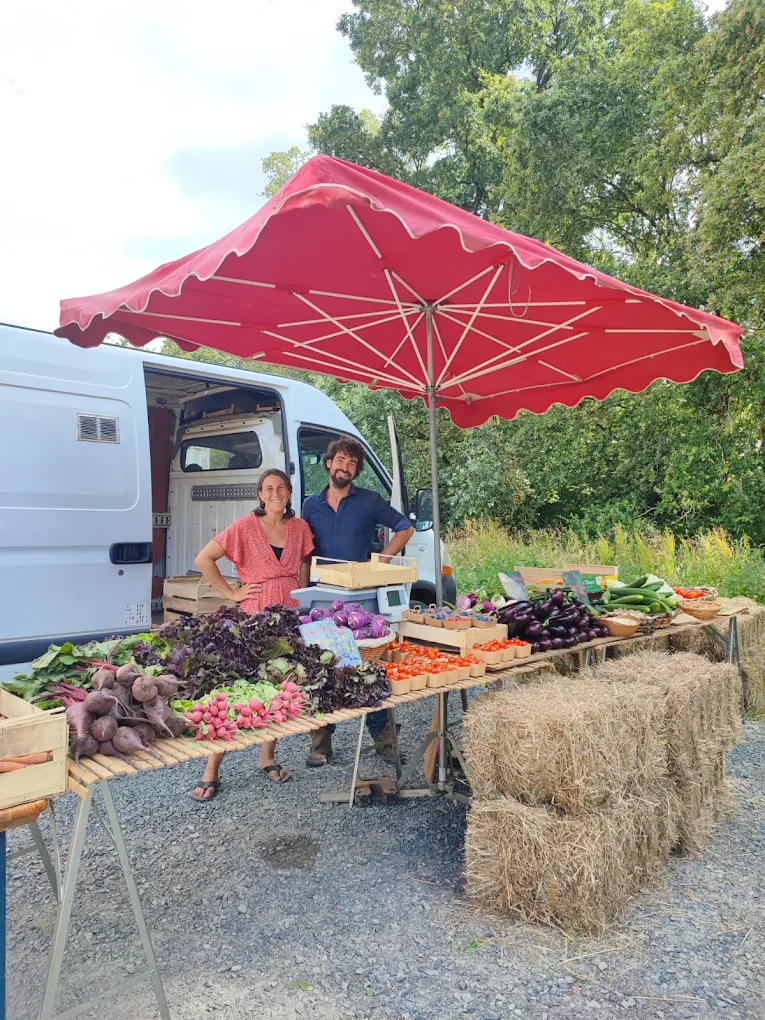 Stéphanie et Kévin derrière leur étal de légumes